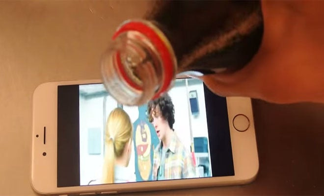 Δείτε τι γίνεται αν ρίξετε Coca-Cola σε ένα iPhone! (βίντεο)
